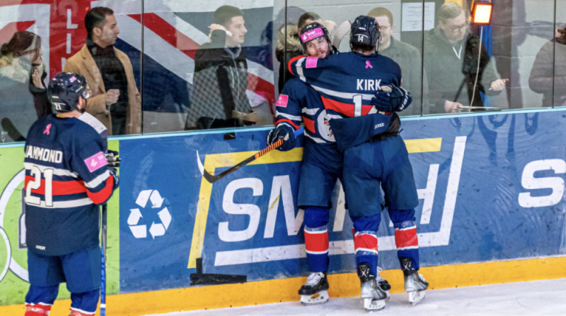 Lielbritānijas valstsvienības hokejisti Laiems Kērks un Maiks Hemonds sveic Robertu Daudu. Foto: icehockey.co.uk