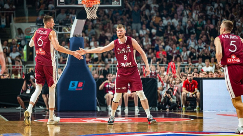 Kristaps Porziņģis un Dāvis Bertāns 2022. gada 25. augustā. Foto: FIBA