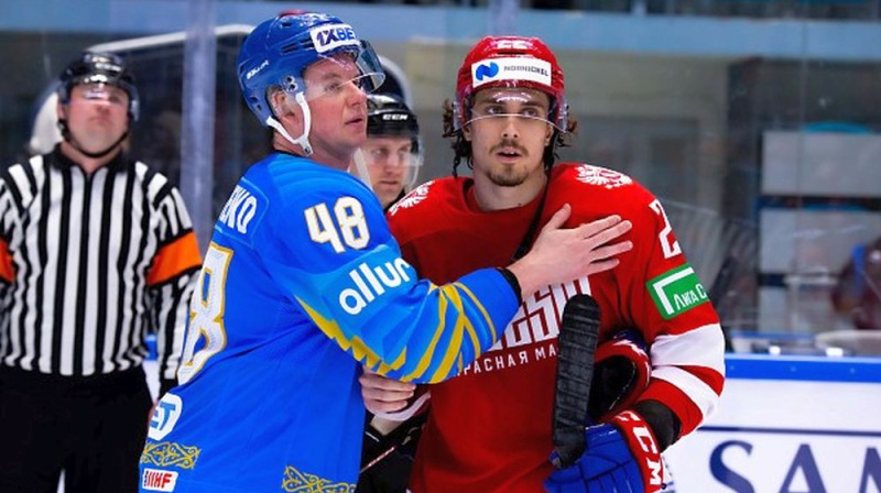 Kazahstānas valstsvienības kapteinis Romāns Starčenko un Krievijas komandas kapteinis Marats Husnutdinovs. Foto: icehockey.kz