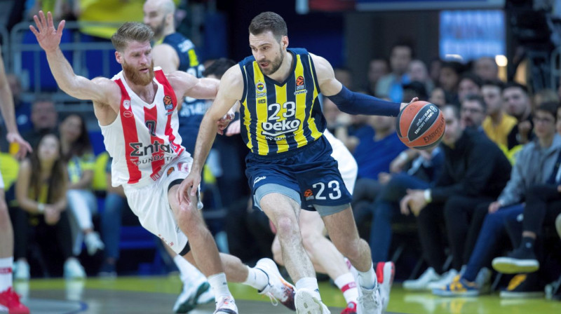 Marko Guduričs ("Fenerbahçe") un Tomass Vokaps ("Olympiacos"). Foto: Tolga Bozoglu/EPA/Scanpix