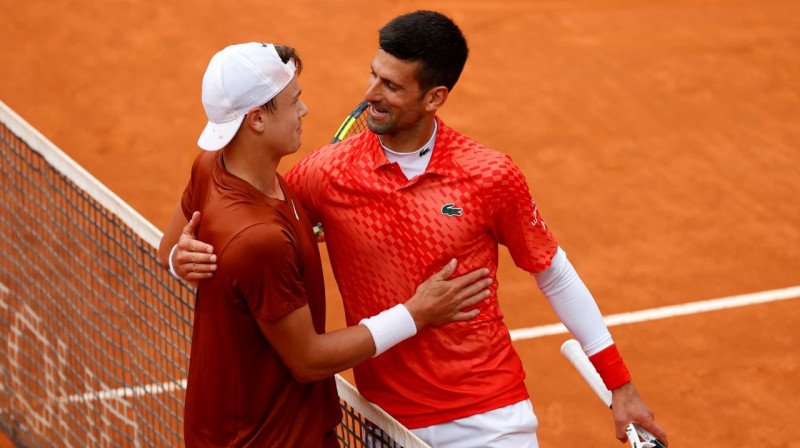 Holgers Rūne un Novaks Džokovičs. Foto: Ciro de Luca/Reuters/Scanpix