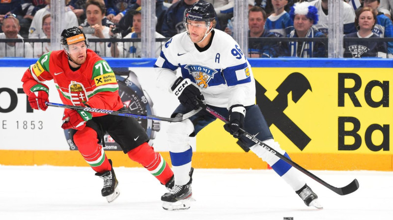 Somijas valstsvienības uzbrucējs Miko Rantanens ar ripu cīņā pret Ungārijas izlasi. Foto: IIHF