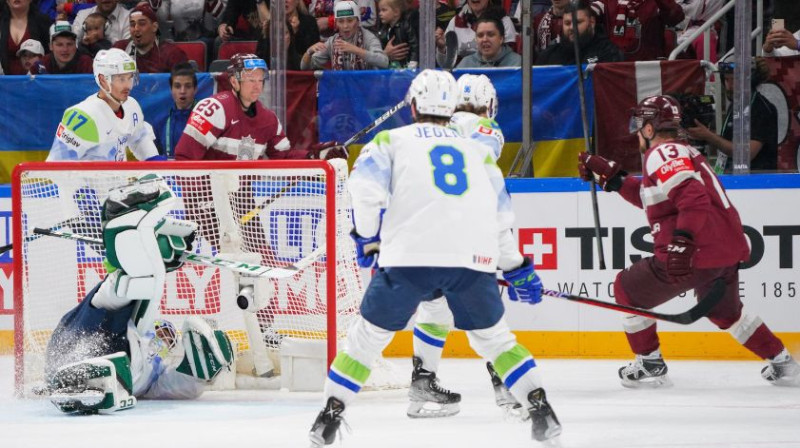 Rihards Bukarts gūsts pirmos vārtus. Foto: iihf.com