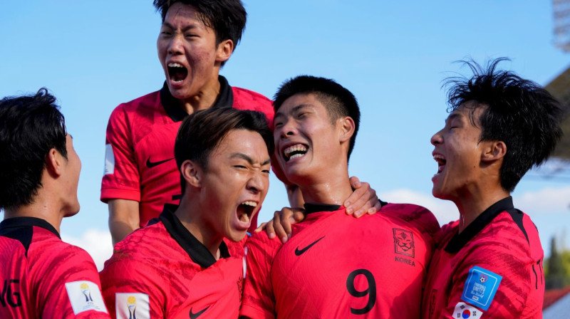 Dienvidkorejas U20 valstsvienības futbolisti. Foto: Natacha Pisarenko/AP/Scanpix