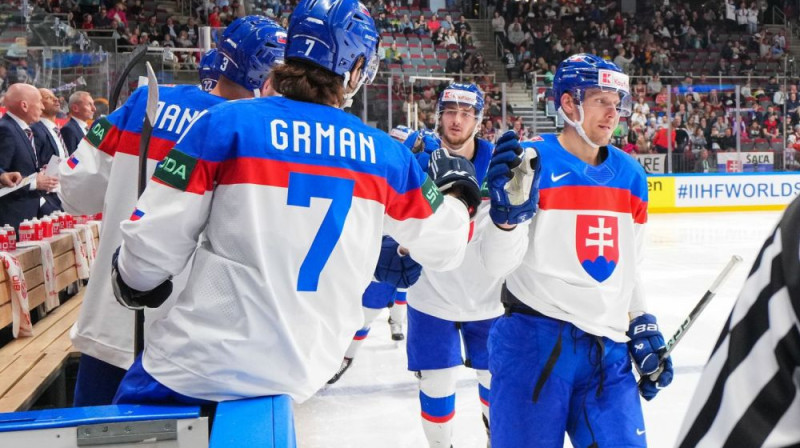 Slovākijas hokejisti spēlē pret Slovēniju. Foto: IIHF