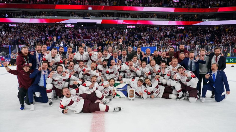 Latvijas hokeja izlase ar bronzas medaļām. Foto: IIHF