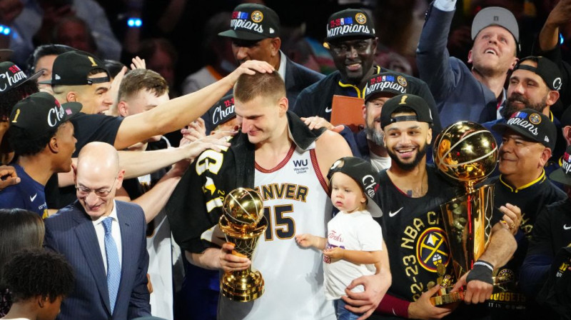 Nikola Jokičs ar MVP balvu un Džamals Marejs ar NBA čempionu trofeju. Foto. USA Sports Today/Scanpix
