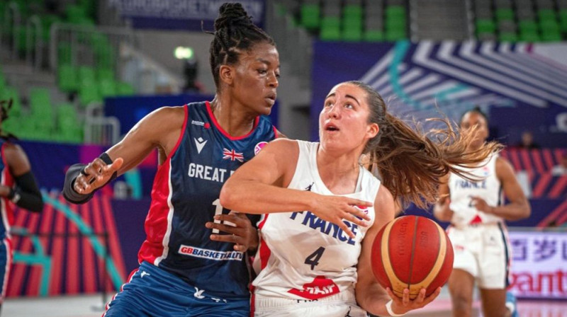 Francijas izlases basketboliste Marīna Fotū uzbrukumā Lielbritānijas valstsvienības grozam. Foto: FIBA