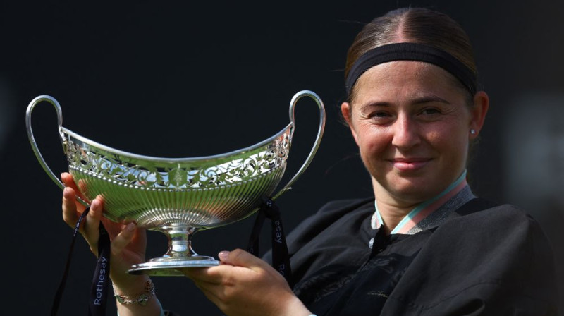 Aļona Ostapenko ar trofeju Birmingemā (2023). Foto: Reuters/Scanpix