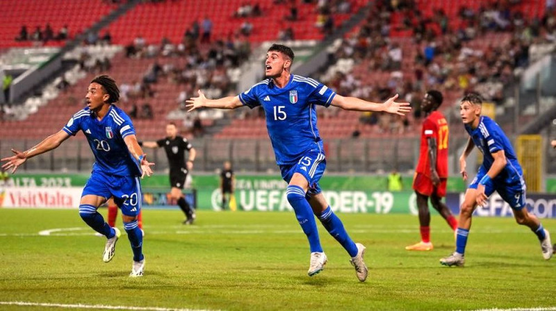 Itālijas U19 valstsvienības futbolists Luka Lipāni (Nr. 15) pēc izšķirošā vārtu guvuma. Foto: UEFA