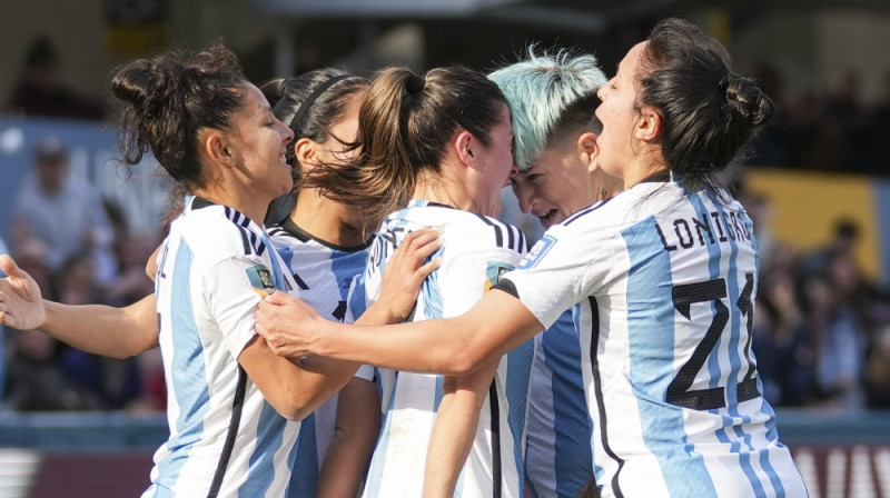 Argentīnas futbolistes pēc  Rominas Nunjesas vārtiem. Foto: Zumapress/Scanpix