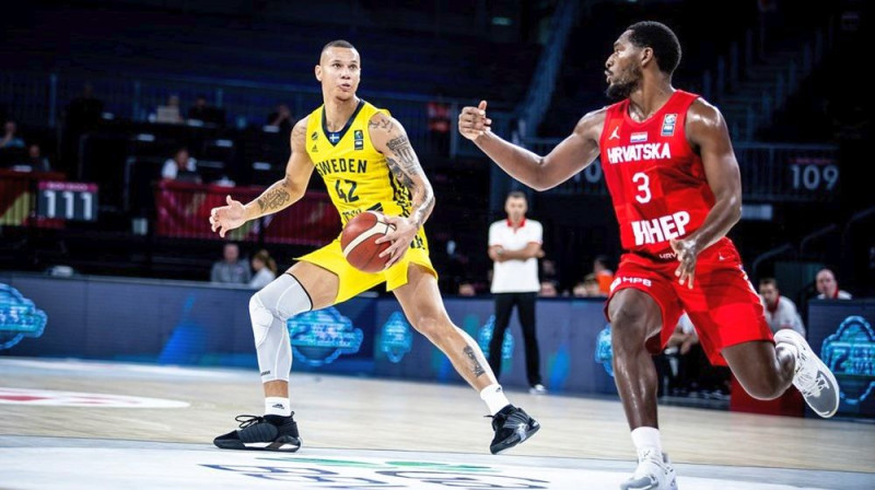 Zviedrijas valstsvienības basketbolists Elaidža Klerenss ar bumbu. Foto: FIBA