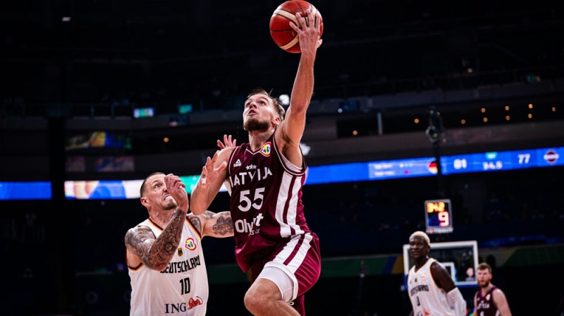 Artūrs Žagars pret Danielu Taisu. Foto: FIBA