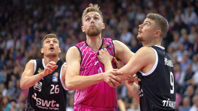 Krišs Helmanis (pirmais no labās puses) cīņā pret Tillu Jošu ("Telekom Baskets"). Foto: Beautiful Sports/Imago Images/Scanpix