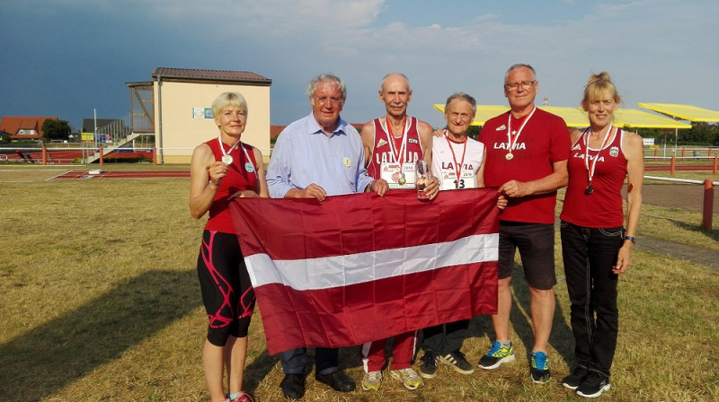 Valdis Cela (trešais no kreisās), Dainis Kūla (otrais no labās). Foto sportstu privātā arhīva.