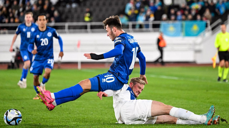 Kazahstānas valstsvienības futbolists Maksims Samorodovs uz Somijas futbolista Ričarda Jensena. Foto: Kimmo Brandt/EPA/Scanpix