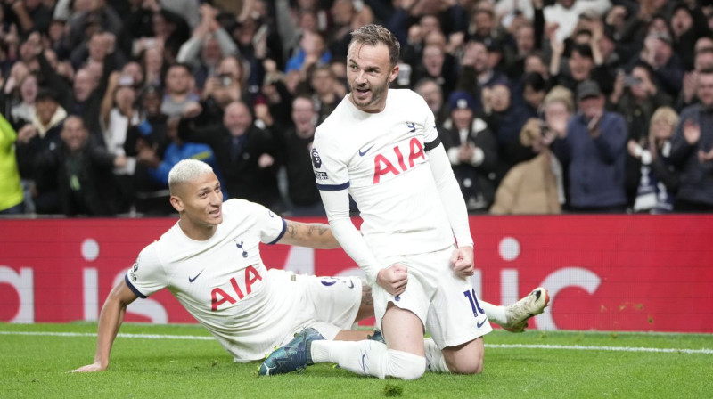 Totenhemas "Hotspur" futbolisti Džeimss Medisons (priekšplānā) un Rišarlisons pēc vārtu guvuma. Foto: Kin Cheung/AP/Scanpix