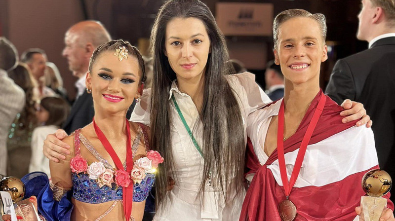 Jegors Prokins un Poļina Karimova ar savu treneri V.Dedjajevu. Foto no dejotāju personīgā arhīva.