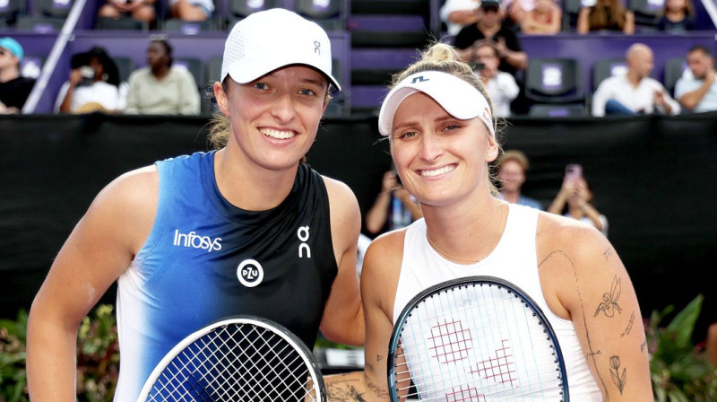 Iga Švjonteka un Marketa Vondroušova. Foto: WTA