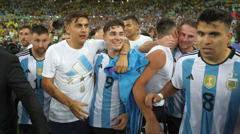 Argentīnas valstsvienības futbolisti pēc uzvaras pār Brazīliju "Maracanã" stadionā Riodežaneiro. Foto: Sergio Moraes/Reuters/Scanpix
