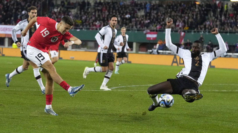 Austrijas valstsvienības futbolista Kristofa Baumgartnera sitiena mirklis. Foto: Matthias Schrader/AP/Scanpix