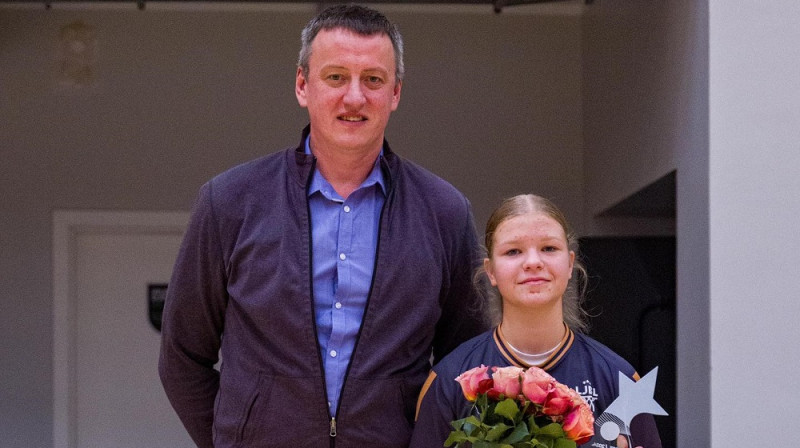Enija Brokāne un Bertānu Valmieras basketbola skolas direktors Arnis Vecvagars. Foto: Jānis Lārmanis