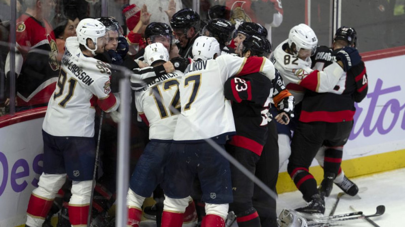 "Panthers" un "Senators" hokejisti izvicina dūres. Foto: AFP/Scanpix