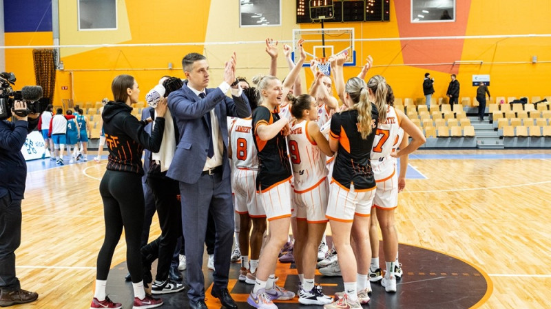 Mārtiņš Gulbis un TTT basketbolistes 2023. gada 29. novembrī. Foto: EuroCup Women