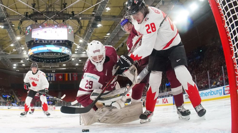 Linards Feldbergs mačā pret Kanādu. Foto: IIHF