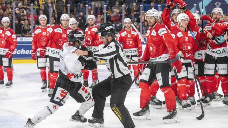 Kriss Didomeniko, metoties virsū Pardubices "Dynamo" hokejistiem. Foto: Urs Flueeer/EPA/Scanpix