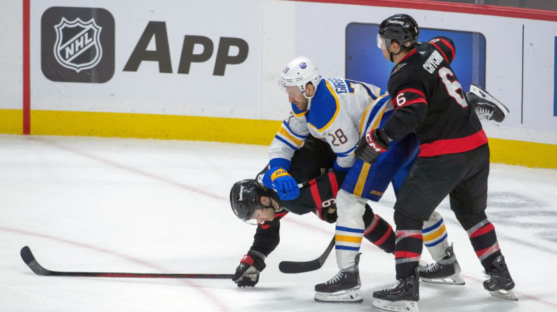 Zemgus Girgensons cīņā pret Otavas "Senators" hokejistiem. Foto: Marc Desrosiers/USA Today Sports/Scanpix