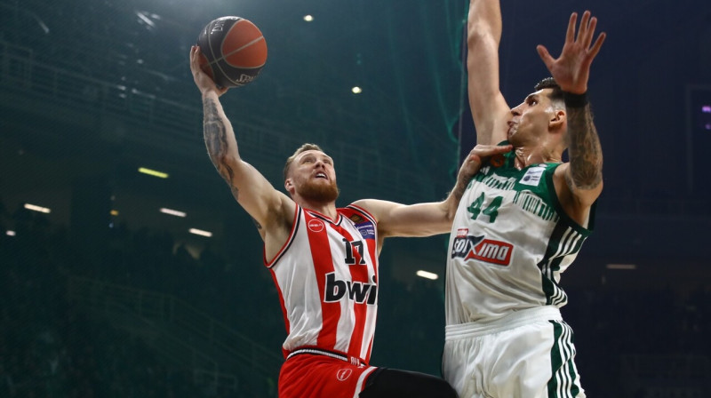 Atēnu "Panathinaikos" basketbolists Konstantins Mitoglu aizsardzībā pret Ignu Brazdeiķi ("Olympiacos"). Foto: Olympiacos BC