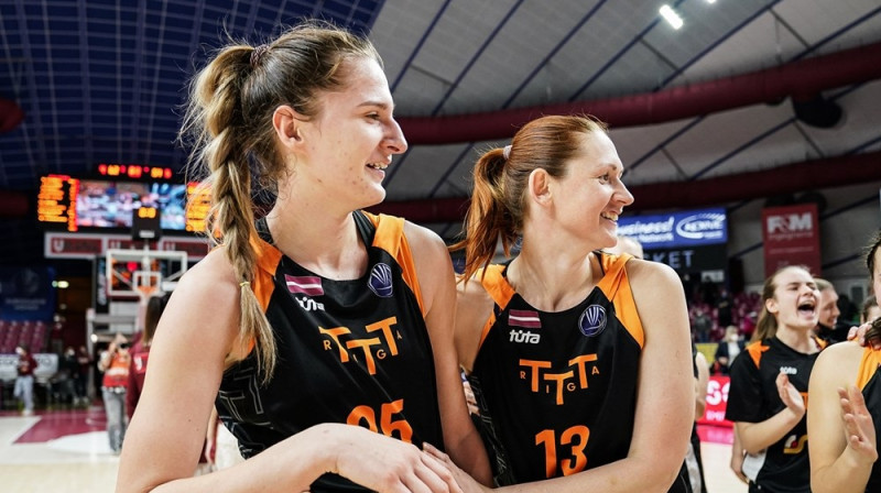 Daugile Ūse un Aija Klakocka 2022. gada 12. janvārī Venēcijā. Foto: FIBA