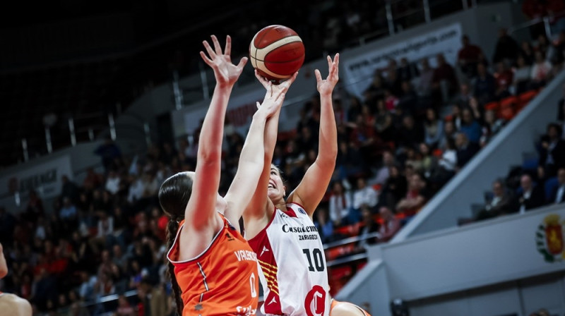 Aleksa Gulbe cīņā pret "Valencia Basket". Foto: EuroLeague Women