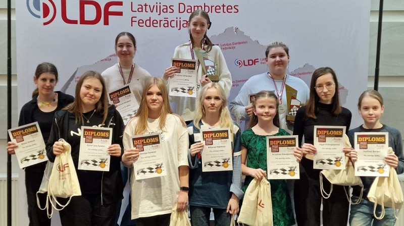 U16 grupas meitenes. Foto: Latvijas Dambretes federācija.