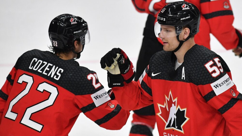 Kanādas hokejisti Dilans Kozenss un Koltons Pareiko. Foto: ZUMAPRESS/Scanpix