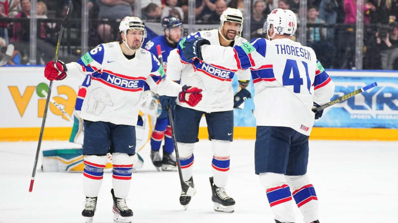 Norvēģijas valstsvienības "vecā gvarde". No kreisās: Matss Dzukarello, Andreass Martinsens un Patriks Tūresens. Foto: IIHF