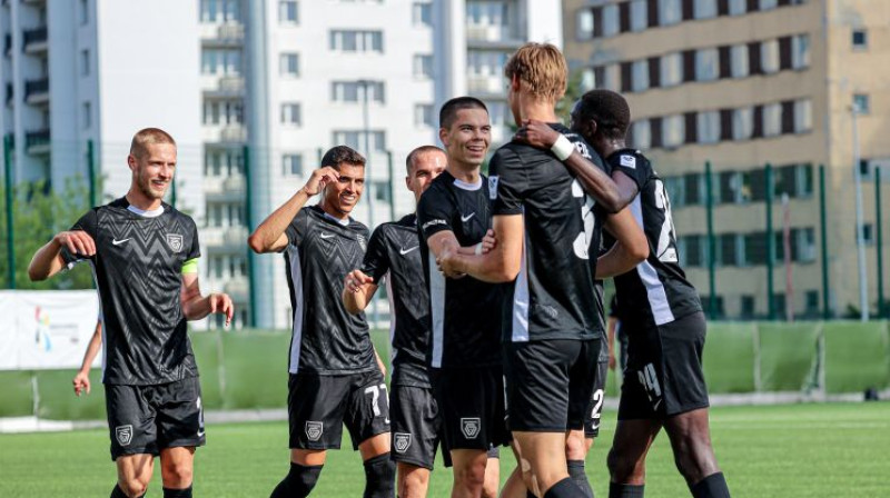 Komandas biedri sveic Niku Sliedi ar pirmajiem vārtiem sezonā. Foto: Jānis Līgats/Valmiera FC