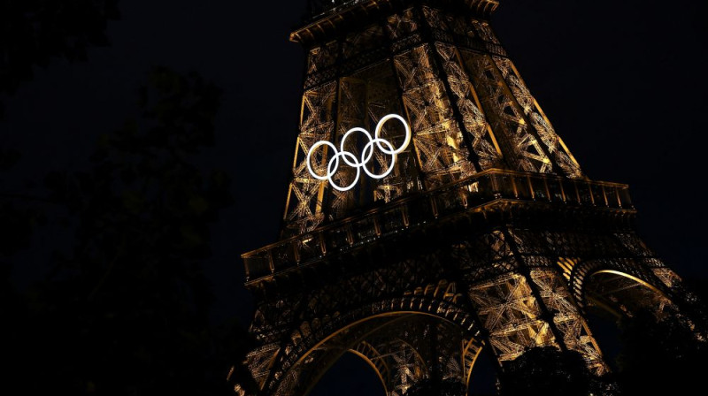Olimpiskie riņķi Eifeļa tornī. Foto: Reuters/Scanpix
