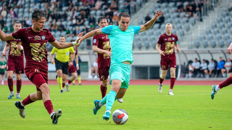 "Valmieras" futbolists Renārs Varslavāns ar bumbu spēlē pret "Jelgavu" 28. maijā. Foto: Jānis Līgats/Valmiera FC