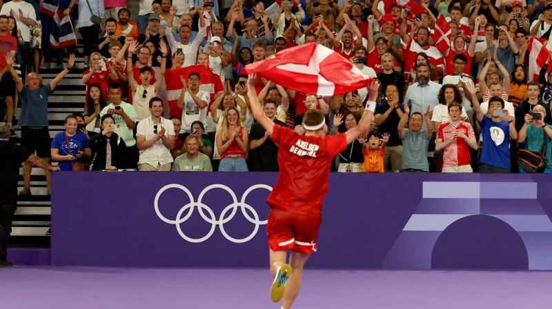 Dāņu badmintonists Viktors Akselsens pēc triumfa Parīzes olimpisko spēļu vienspēļu turnīrā.
Foto: Divyakant Solanki/EPA/Scanpix