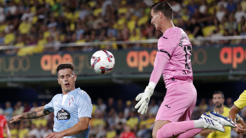 Bigo "Celta" uzbrucējs Alfonso Gonsaless un "Villarreal" vārtsargs Djego Konde. Foto: Manuel Bruque/EPA/Scanpix