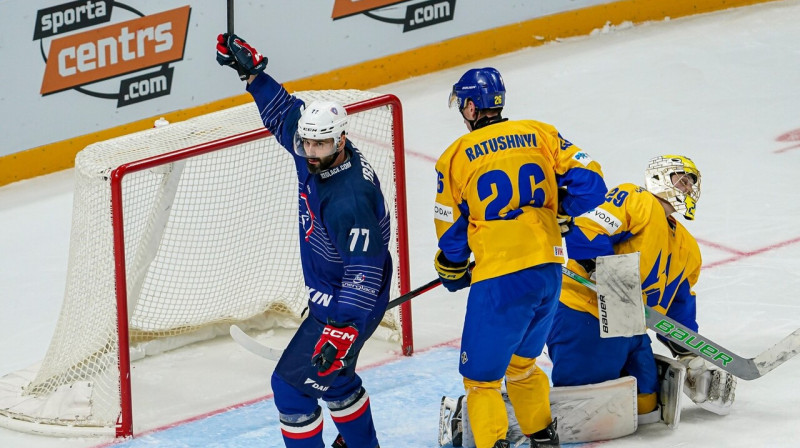 Franču uzbrucējs Saša Trejs mirkli pēc savas komandas vārtu guvuma. Foto: Guntis Lazdāns/LHF