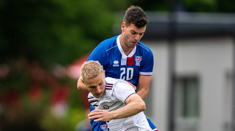 Fēru Salu izlases futbolists Hanuss Serensens (Nr. 20) Baltijas kausa izcīņas spēlē Liepājā. Foto: LFF