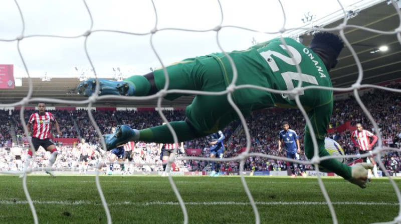 Andrē Onanā atvaira Kemerona Ārčera pendeli. Foto: AP/Scanpix