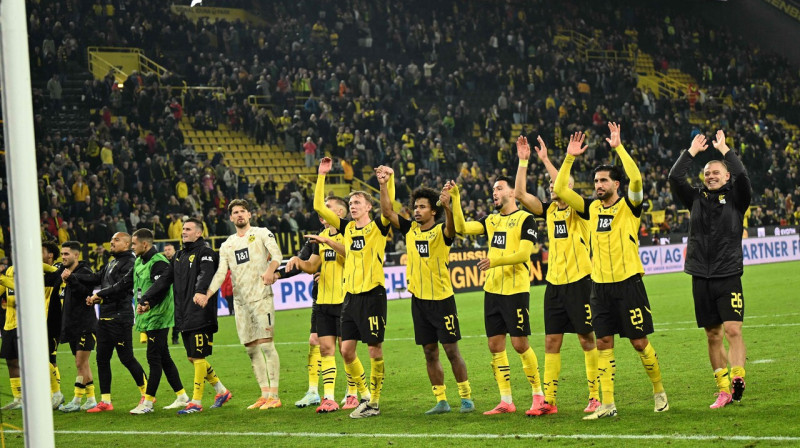 Dortmundes "Borussia" futbolisti pēc atspēlēšanās no 0:2 un uzvaras pār Bohumu. Foto: Ina Fassbender/AFP/Scanpix