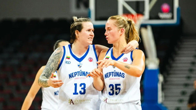 Marina Solopova un Kate Vilka 2024. gada 10. oktobrī. Foto: FIBA