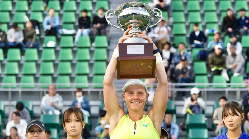 Suzana Lamensa ar trofeju. Foto: @suzanlamens / Kinoshita Group Japan Open