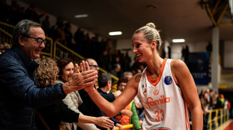 Kitija Laksa pēc spēles. Foto: EuroLeague Women