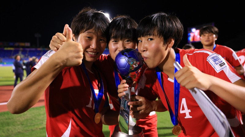 Ziemeļkorejas U17 valstsvienības futbolistes ar Pasaules kausu. Foto: FIFA